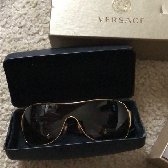 Versace Accessories - Versace sunglasses 🕶